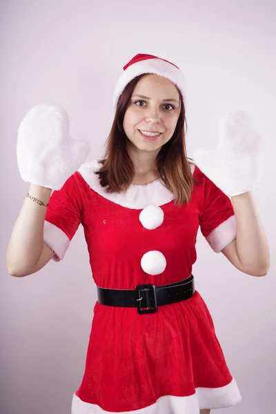 Retrato Una Joven Vestida Santa Claus Sobre Fondo Blanco Feliz — Foto de Stock