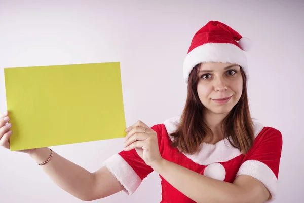 Menina Terno Papai Noel Com Sinal Fundo Branco Conceito Descontos — Fotografia de Stock