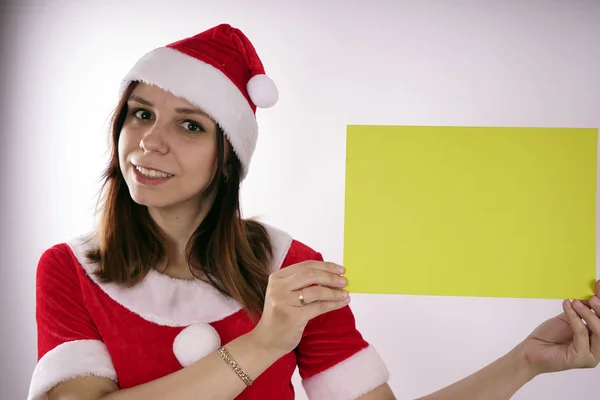 Menina Terno Papai Noel Com Sinal Fundo Branco Conceito Descontos — Fotografia de Stock