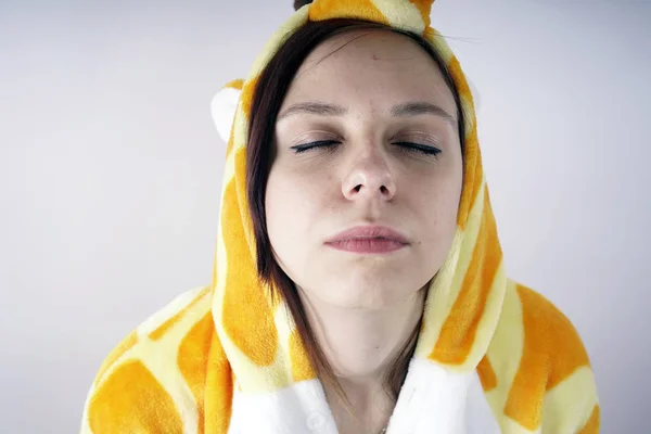 Mädchen Hellen Kinderschlafanzug Form Einer Giraffe Emotionales Porträt Eines Studenten — Stockfoto