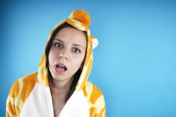 Kız Bir Parlak Çocuk Pijama Bir Zürafa Şeklinde Duygusal Bir — Stok fotoğraf