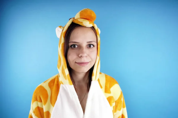 Meisje Een Heldere Kinder Pyjama Vorm Van Een Giraffe Emotionele — Stockfoto