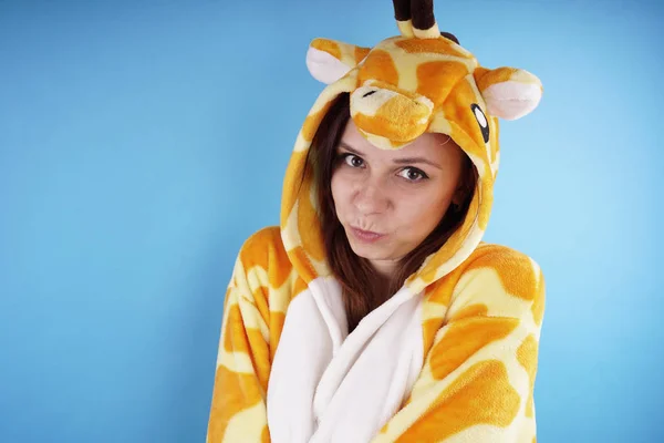 Menina Pijama Infantil Brilhante Forma Uma Girafa Retrato Emocional Estudante — Fotografia de Stock