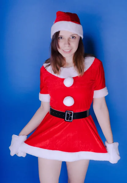 白い背景にサンタ クロースとして服を着た若い女の子の肖像画 メリー クリスマスと新年あけましておめでとうございます — ストック写真