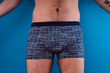 onun iç çamaşırı Genç adam. vücut parçaları: kabartma basın. kavram: seks ve iktidarsızlık sorunu.