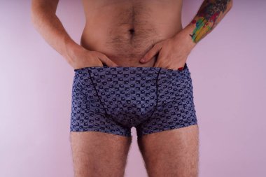 onun iç çamaşırı Genç adam. vücut parçaları: kabartma basın. kavram: seks ve iktidarsızlık sorunu.