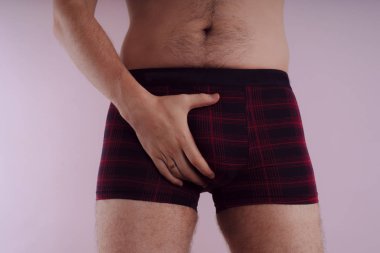 onun iç çamaşırı Genç adam. vücut parçaları: kabartma basın. kavram: seks ve iktidarsızlık sorunu.