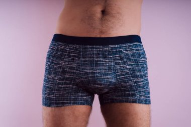 onun iç çamaşırı Genç adam. vücut parçaları: kabartma basın. kavram: seks ve iktidarsızlık sorunu.