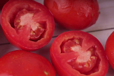 Ahşap arka plan üzerinde taze kırmızı domates. Nitel arka plan domates.