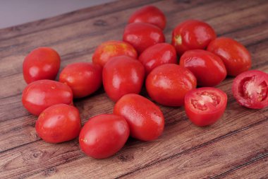 Ahşap arka plan üzerinde taze kırmızı domates. Nitel arka plan domates.