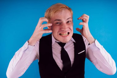 Yakından bakınca deli bir adamın duygusal portresi. konsept: sinir krizi, akıl hastalığı, baş ağrısı ve migren.