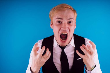 Yakından bakınca deli bir adamın duygusal portresi. konsept: sinir krizi, akıl hastalığı, baş ağrısı ve migren.