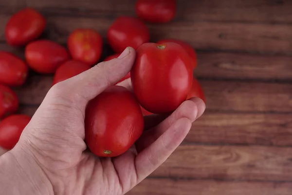Tomates Vermelhos Frescos Sobre Fundo Madeira Fundo Qualitativo Tomates — Fotografia de Stock