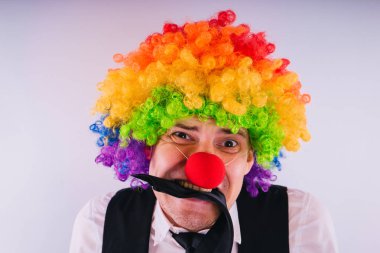 Palyaço peruk, iş yerinde palyaço kavramı içinde ofis çalışanı. Palyaço peruk üzerinde beyaz izole ile işadamı