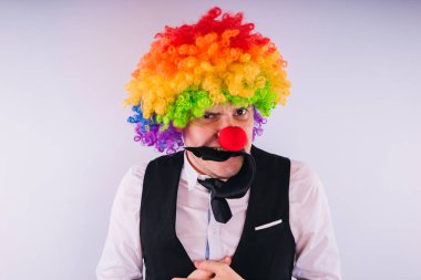Palyaço peruk, iş yerinde palyaço kavramı içinde ofis çalışanı. Palyaço peruk üzerinde beyaz izole ile işadamı