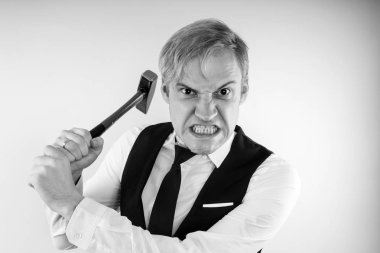 yakın çekim içinde çılgın bir adam duygusal portresi. kavram: sinir krizi, akıl hastalığı, baş ağrısı ve migren. siyah ve beyaz tedavi