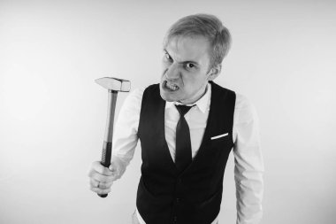 yakın çekim içinde çılgın bir adam duygusal portresi. kavram: sinir krizi, akıl hastalığı, baş ağrısı ve migren. siyah ve beyaz tedavi