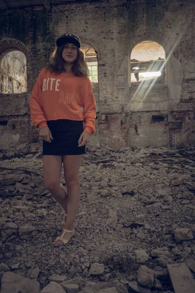 Retrato Una Adolescente Posando Edificio Abandonado — Foto de Stock