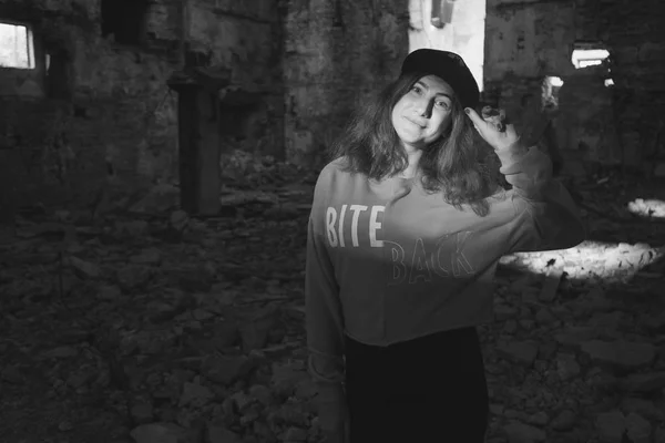 Retrato Una Adolescente Posando Edificio Abandonado — Foto de Stock