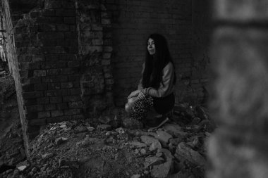 Terk edilmiş bir binada poz bir genç kız portresi