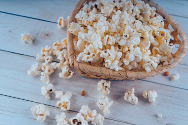 Taze Salty popcorn ahşap arka plan üzerinde pişmiş.