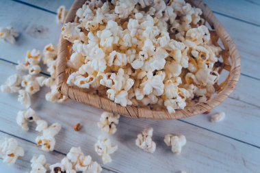 Taze Salty popcorn ahşap arka plan üzerinde pişmiş.