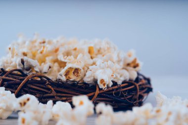 Taze Salty popcorn ahşap arka plan üzerinde pişmiş.