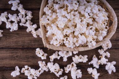 Taze Salty popcorn ahşap arka plan üzerinde pişmiş.