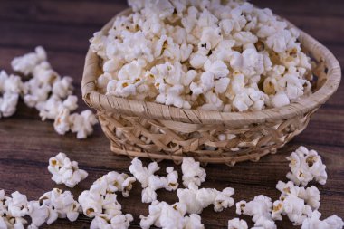 Taze Salty popcorn ahşap arka plan üzerinde pişmiş.
