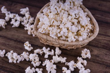 Taze Salty popcorn ahşap arka plan üzerinde pişmiş.