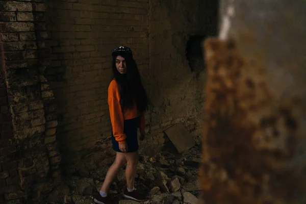 Retrato Uma Adolescente Posando Prédio Abandonado — Fotografia de Stock