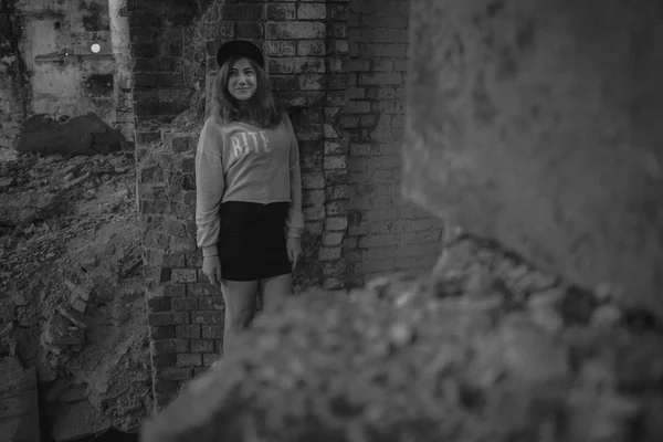 Porträt Eines Teenagers Der Einem Verlassenen Gebäude Posiert — Stockfoto