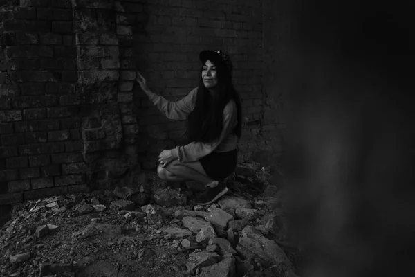 在一栋废弃的建筑中假扮少女的画像 — 图库照片