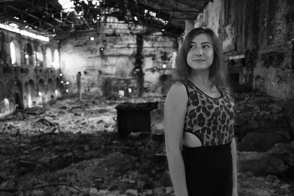 Retrato Una Adolescente Posando Edificio Abandonado — Foto de Stock