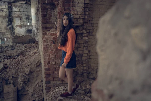 Retrato Uma Adolescente Posando Prédio Abandonado — Fotografia de Stock