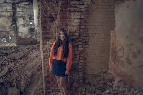 Retrato Una Adolescente Posando Edificio Abandonado — Foto de Stock