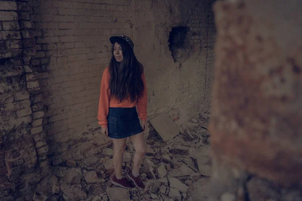 Retrato Uma Adolescente Posando Prédio Abandonado — Fotografia de Stock