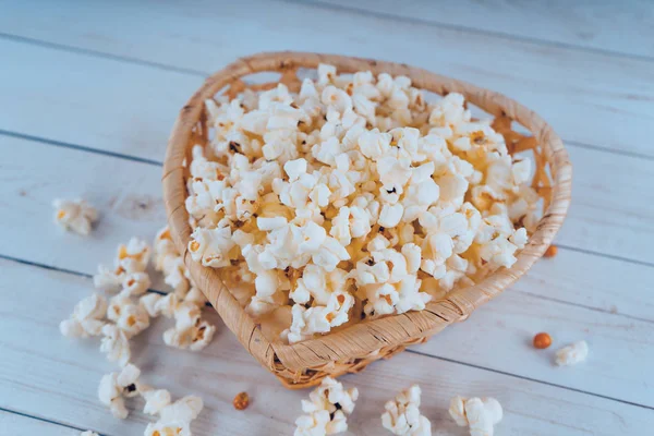Taze Salty popcorn ahşap arka plan üzerinde pişmiş.