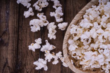 Taze Salty popcorn ahşap arka plan üzerinde pişmiş.