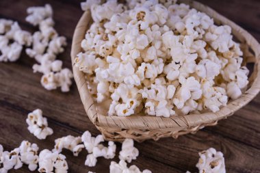Taze Salty popcorn ahşap arka plan üzerinde pişmiş.
