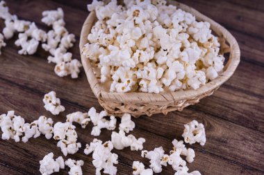 Taze Salty popcorn ahşap arka plan üzerinde pişmiş.