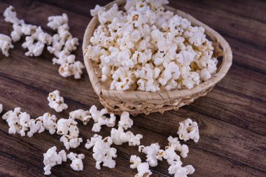 Taze Salty popcorn ahşap arka plan üzerinde pişmiş.