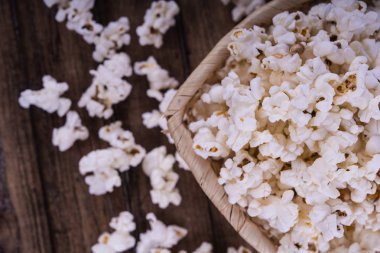 Taze Salty popcorn ahşap arka plan üzerinde pişmiş.