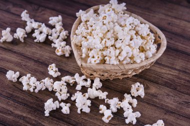 Taze Salty popcorn ahşap arka plan üzerinde pişmiş.