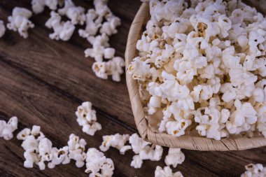 Taze Salty popcorn ahşap arka plan üzerinde pişmiş.