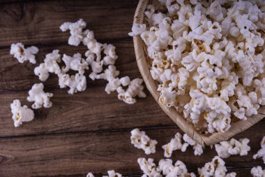 Taze Salty popcorn ahşap arka plan üzerinde pişmiş.