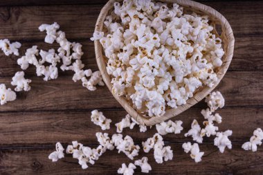 Taze Salty popcorn ahşap arka plan üzerinde pişmiş.