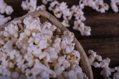 Taze Salty popcorn ahşap arka plan üzerinde pişmiş.