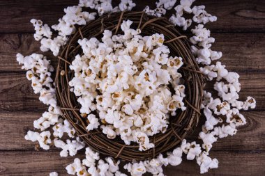 Taze Salty popcorn ahşap arka plan üzerinde pişmiş.