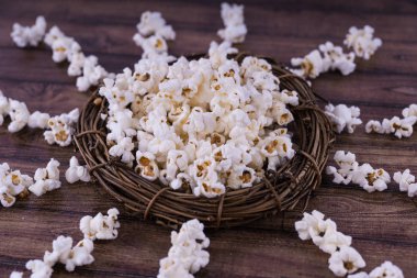 Taze Salty popcorn ahşap arka plan üzerinde pişmiş.